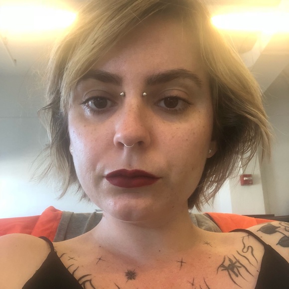 Meet your Posher, Julianna - Picture 2 of 3